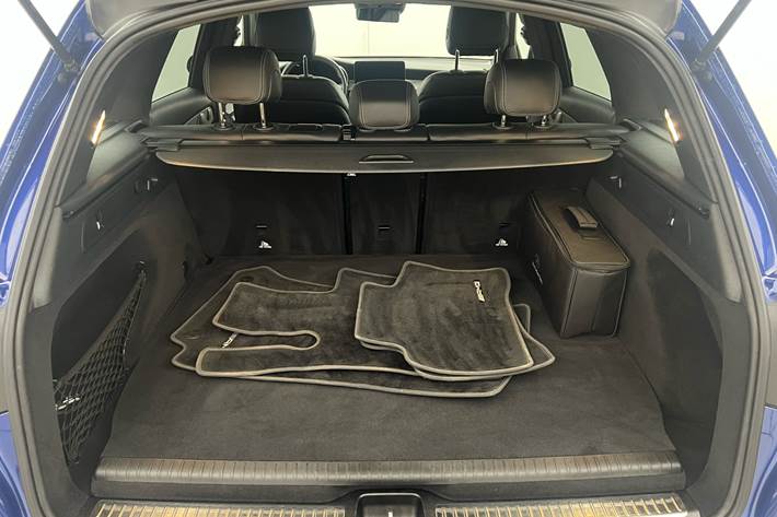 Blå Mercedes GLC300 e fra 2021