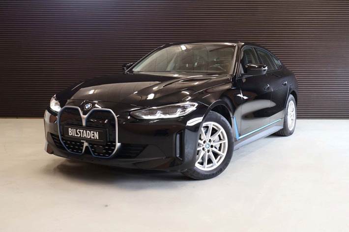 Sort BMW i4 fra 2023 set udefra