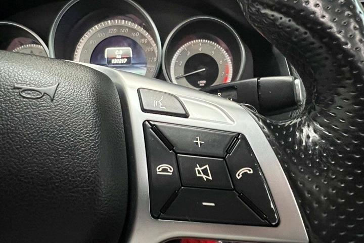 Hvid Mercedes E200 fra 2015