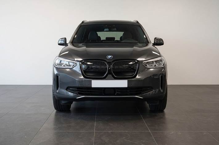 Grå BMW iX3 fra 2021