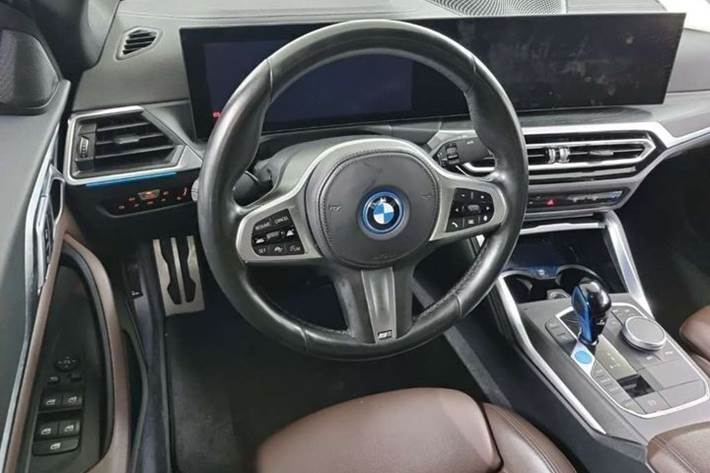 Grå BMW i4 fra 2022