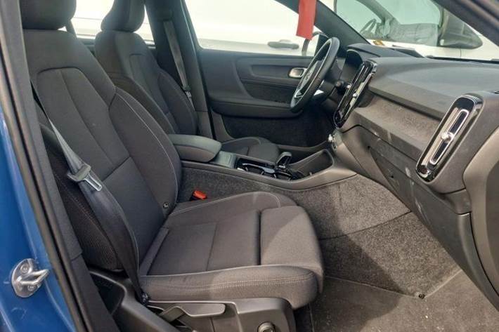 Blå Volvo XC40 fra 2023