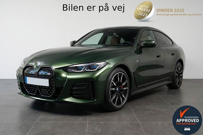 Grøn BMW i4 fra 2023 set udefra