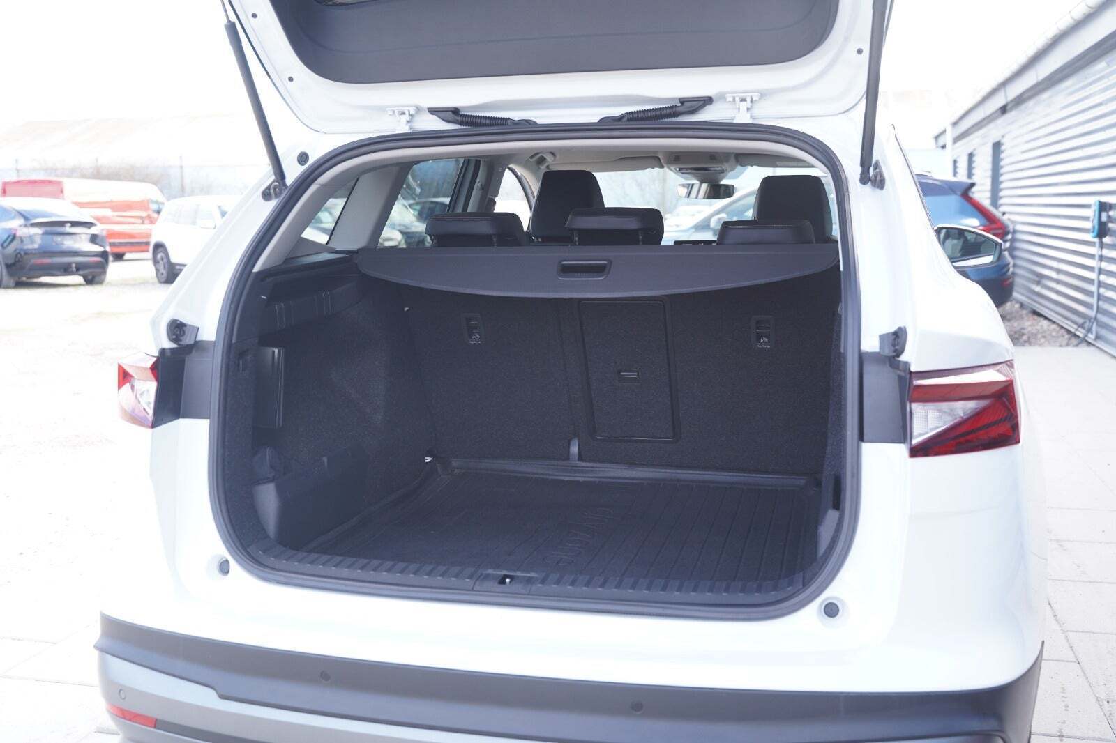 Hvid Skoda Enyaq fra 2023