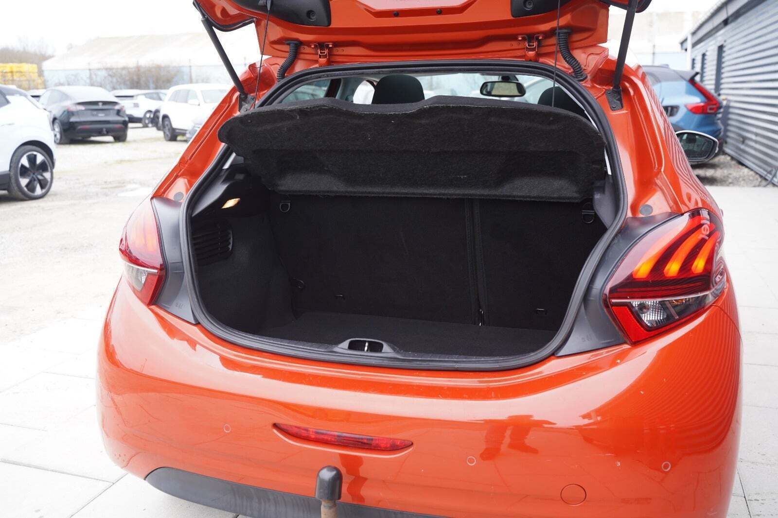 Orange Peugeot 208 fra 2018