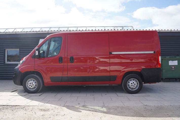 Rød Peugeot Boxer 330 fra 2020
