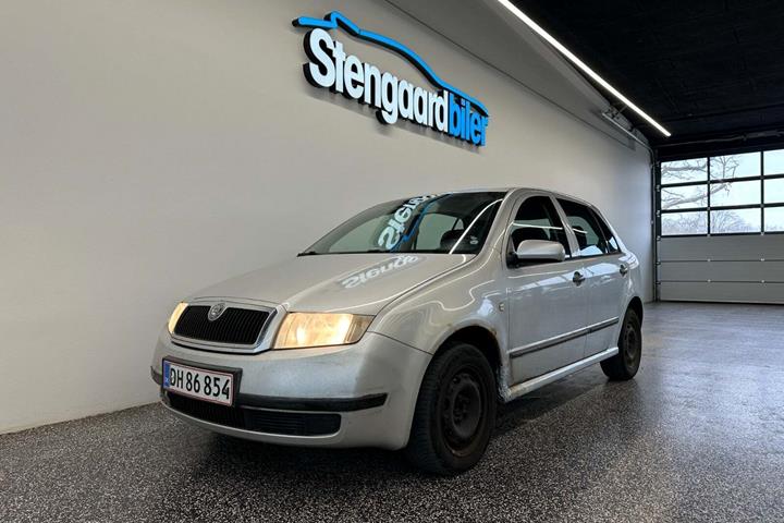 Sølv Skoda Fabia fra 2003 set udefra