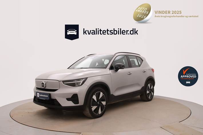 Sølv Volvo XC40 fra 2023 set udefra