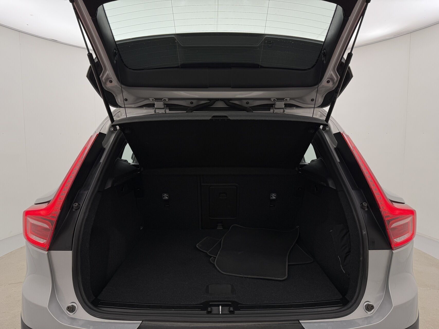 Sølv Volvo XC40 fra 2023