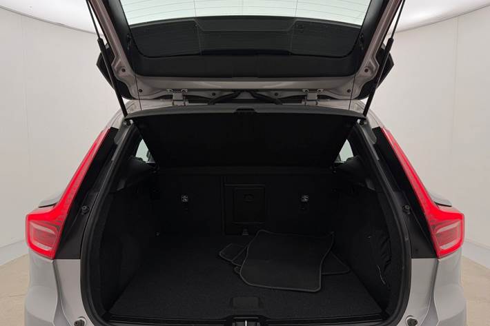 Sølv Volvo XC40 fra 2023