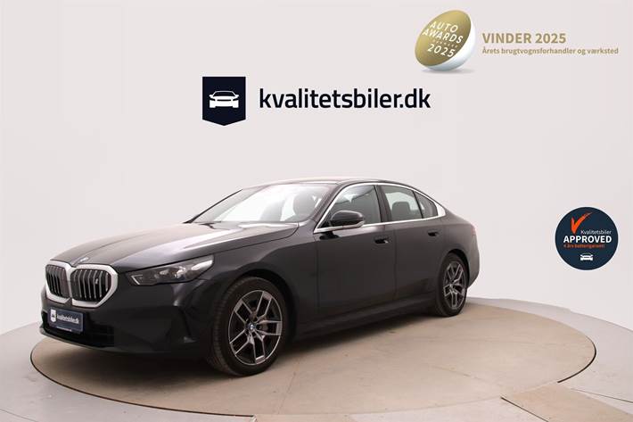 Sort BMW i5 fra 2025 set udefra