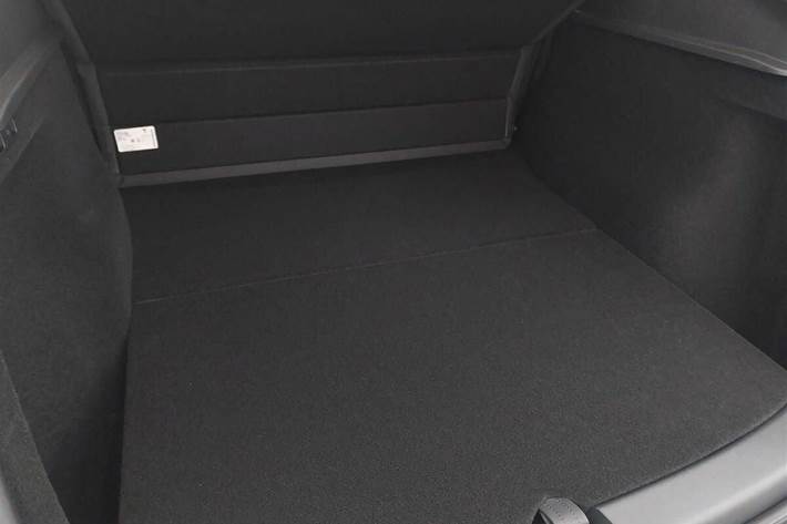 Hvid Tesla Model Y fra 2022