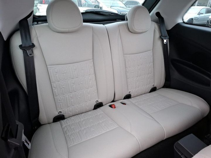 Grå Fiat 500e fra 2023