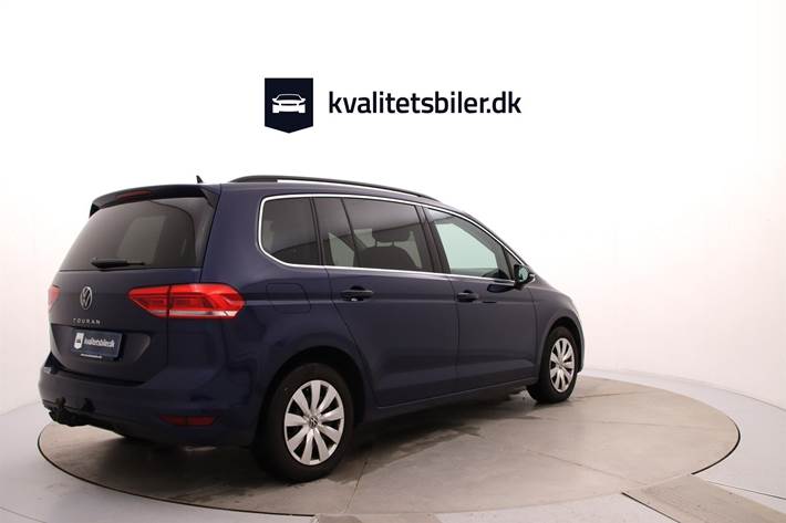 Blå VW Touran fra 2022