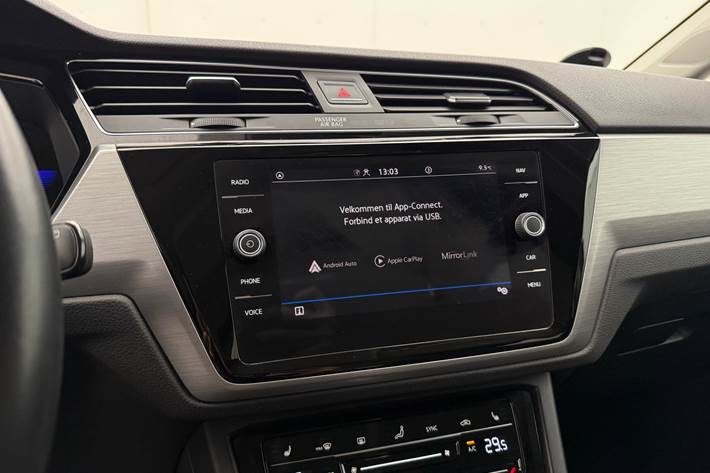 Blå VW Touran fra 2022