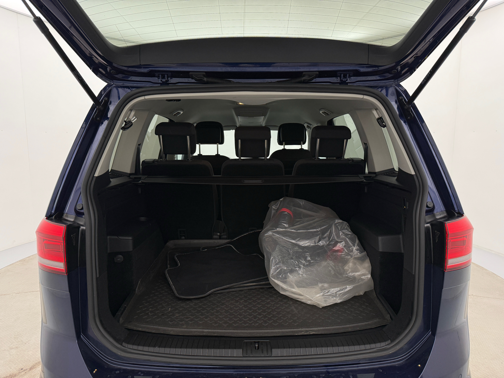 Blå VW Touran fra 2022