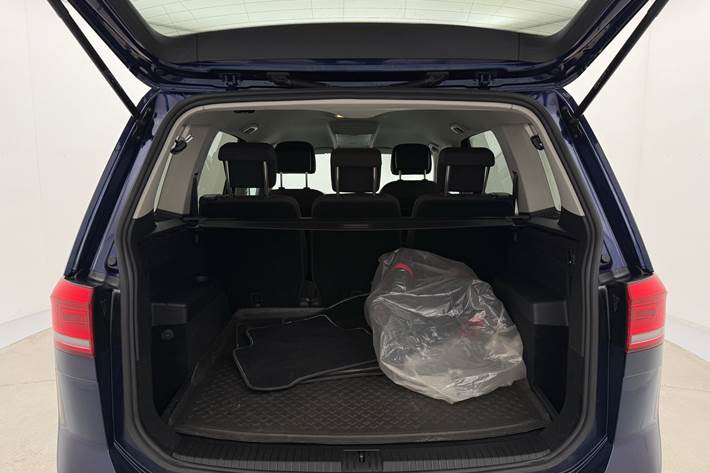 Blå VW Touran fra 2022