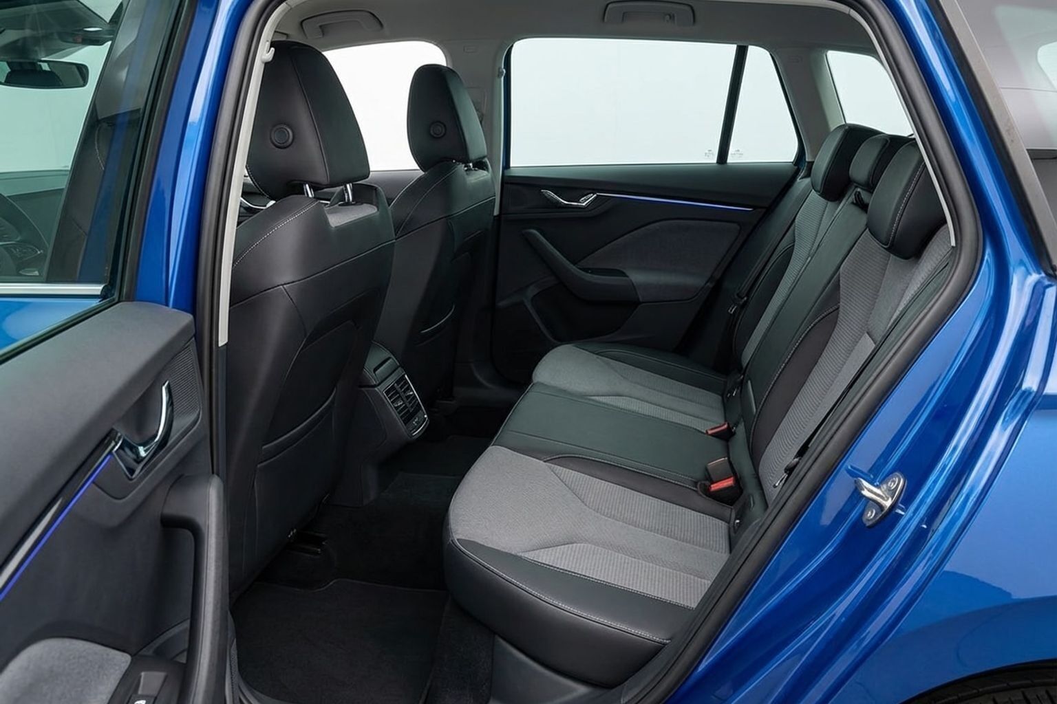 Blå Skoda Enyaq fra 2021