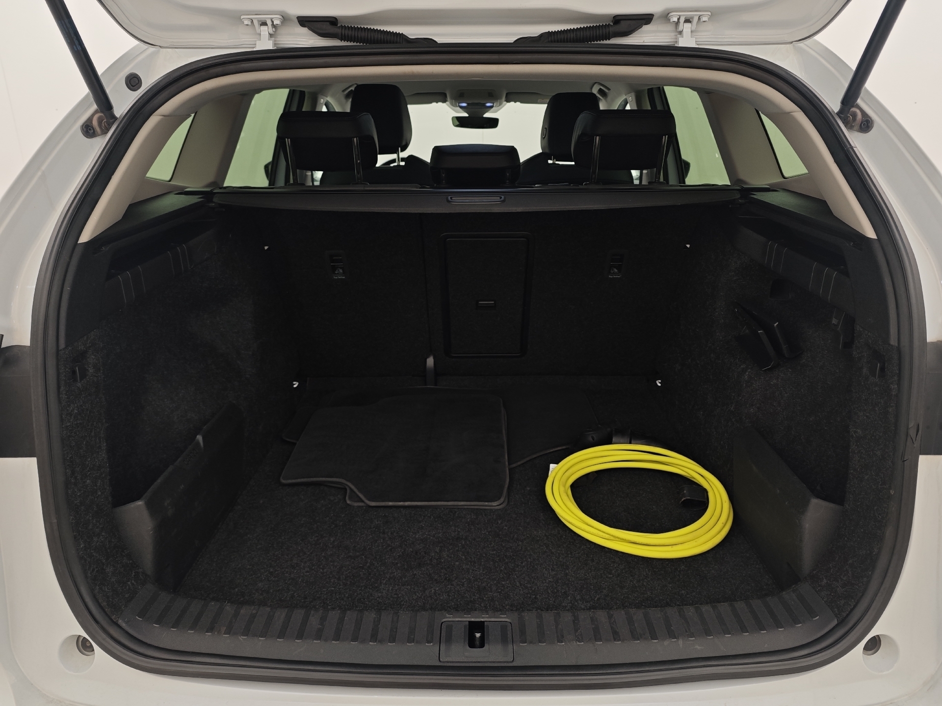 Hvid Skoda Enyaq fra 2022