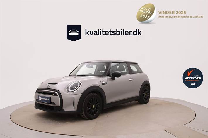 Sølv Mini Cooper fra 2023 set udefra