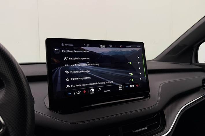 Hvid Skoda Enyaq fra 2023