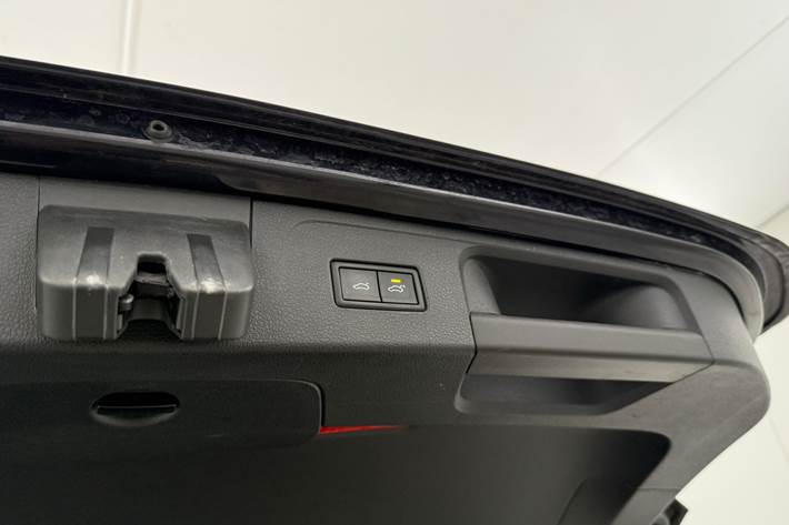 Sort VW Passat fra 2021