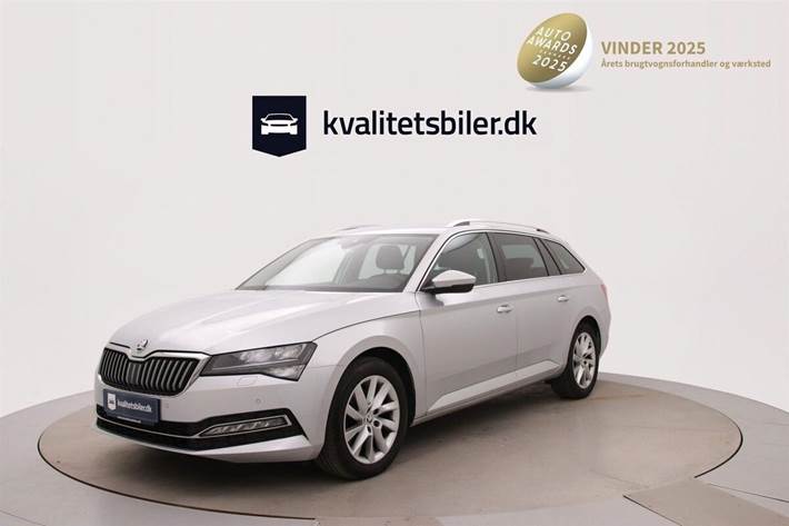Sølv Skoda Superb fra 2023 set udefra