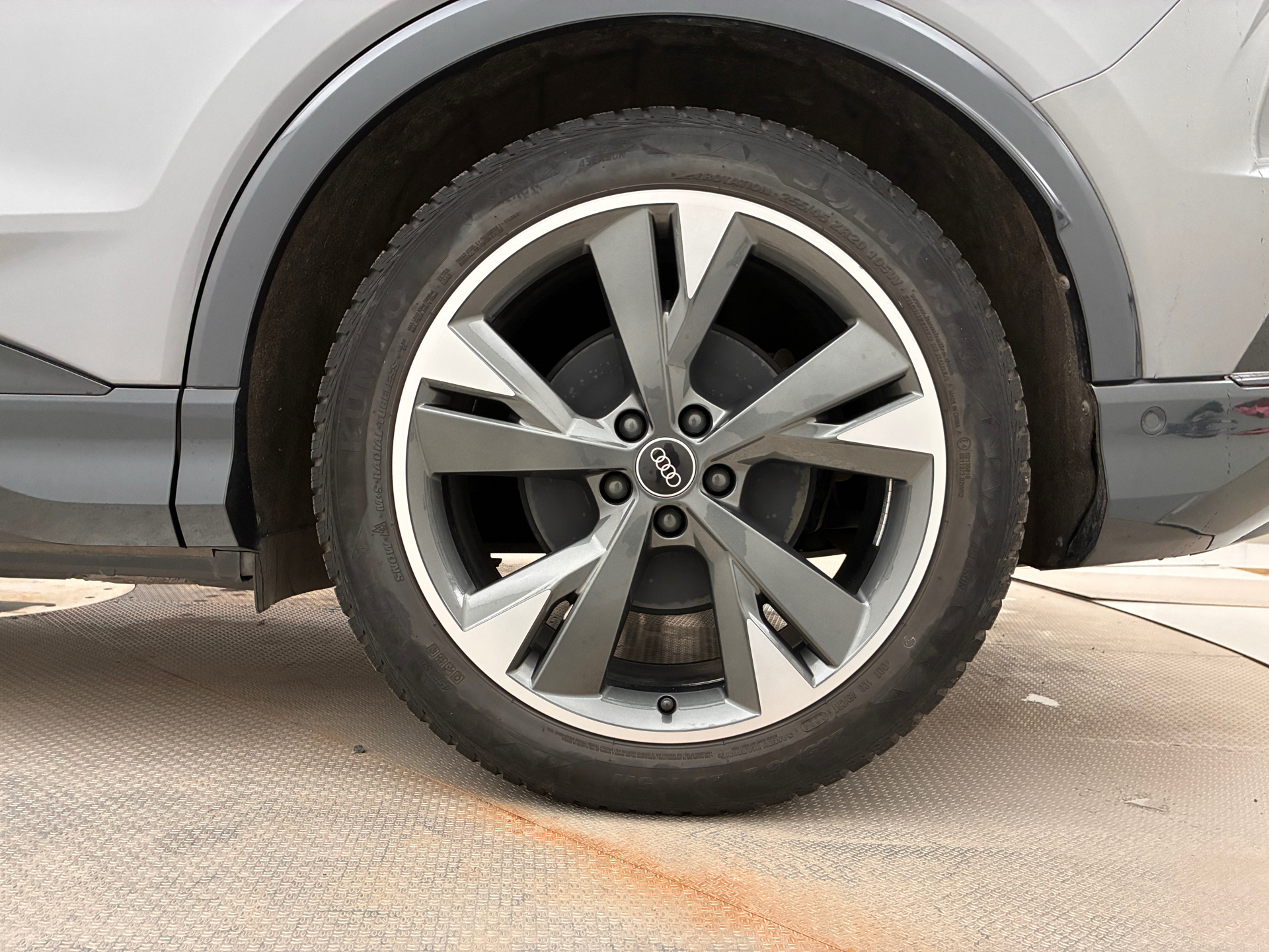 Grå Audi Q4 fra 2023