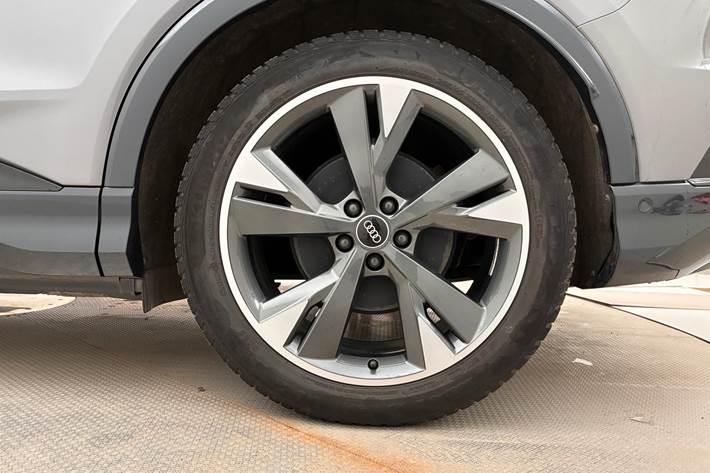 Grå Audi Q4 fra 2023