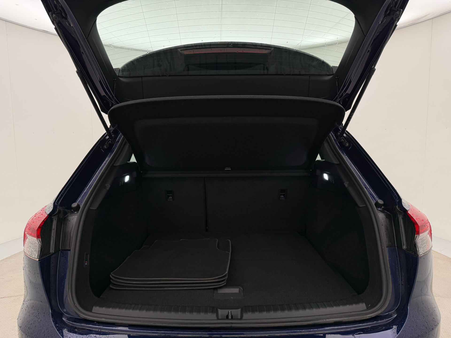 Blå Audi Q4 fra 2022