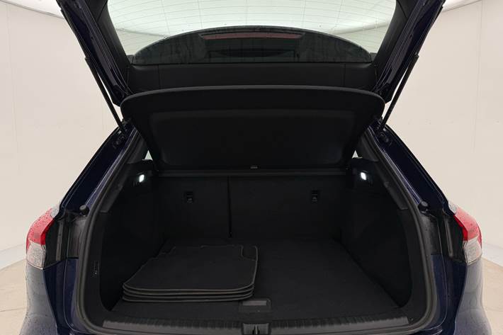 Blå Audi Q4 fra 2022