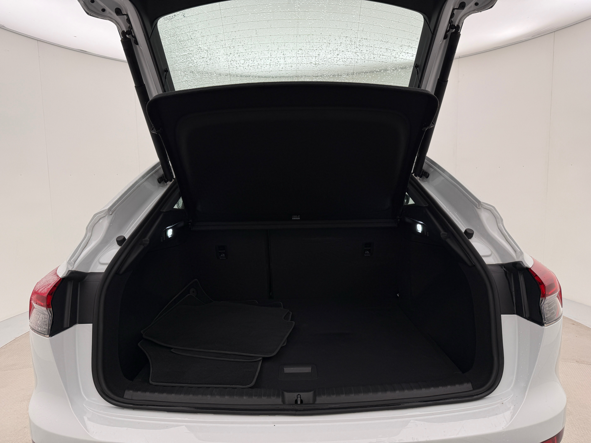 Hvid Audi Q4 fra 2023