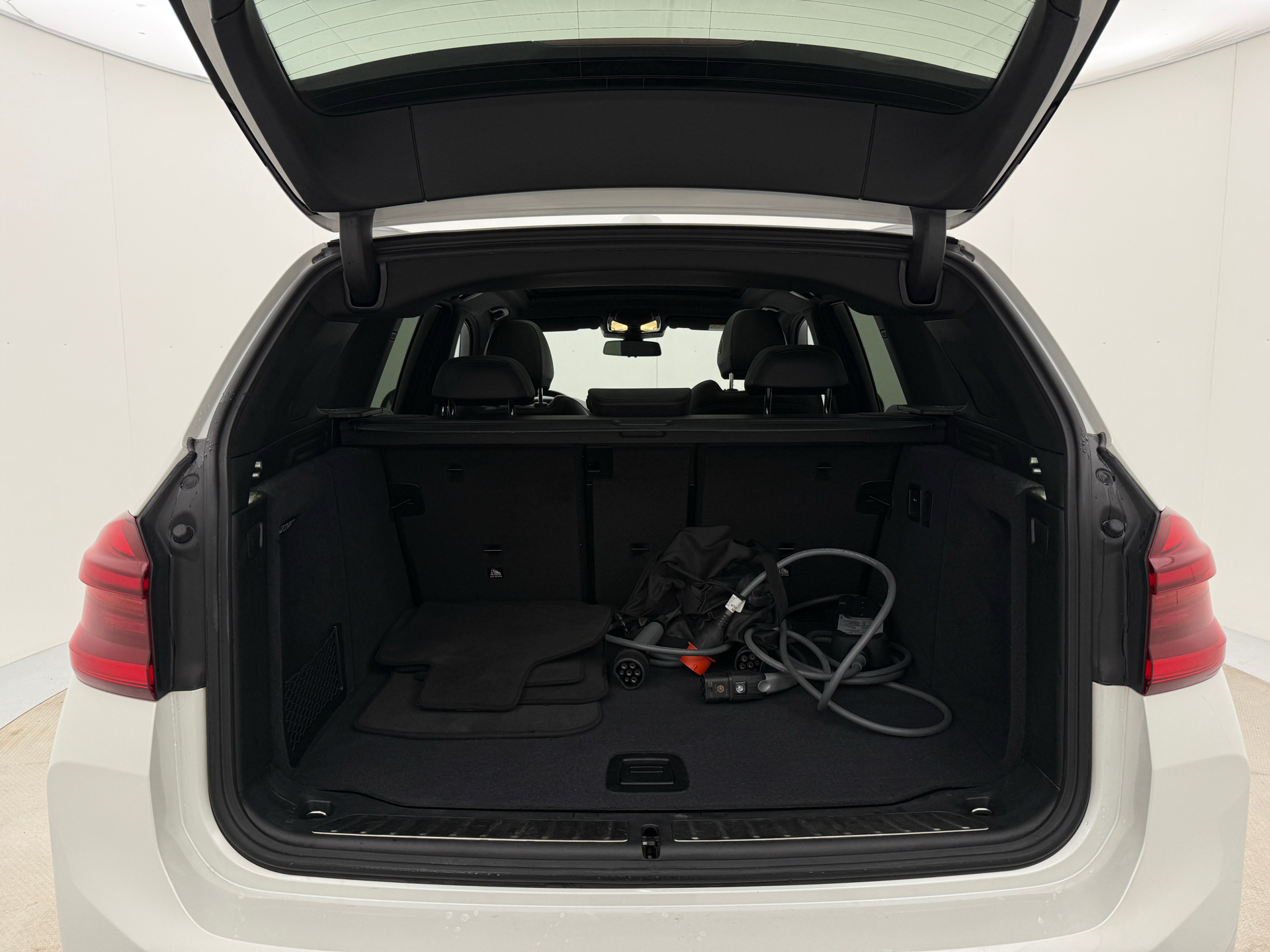 Hvid BMW iX3 fra 2021