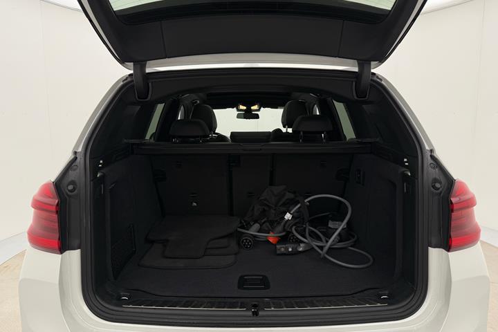Hvid BMW iX3 fra 2021