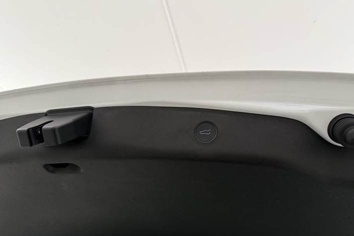 Hvid Tesla Model 3 fra 2021