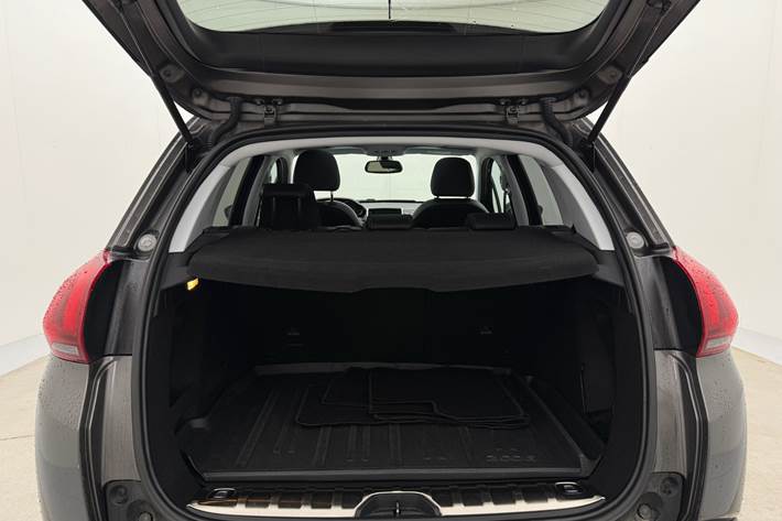 Grå Peugeot 2008 fra 2019