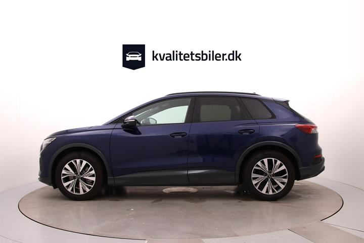 Blå Audi Q4 fra 2023