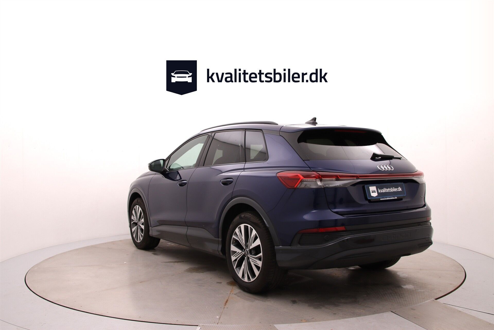 Blå Audi Q4 fra 2023
