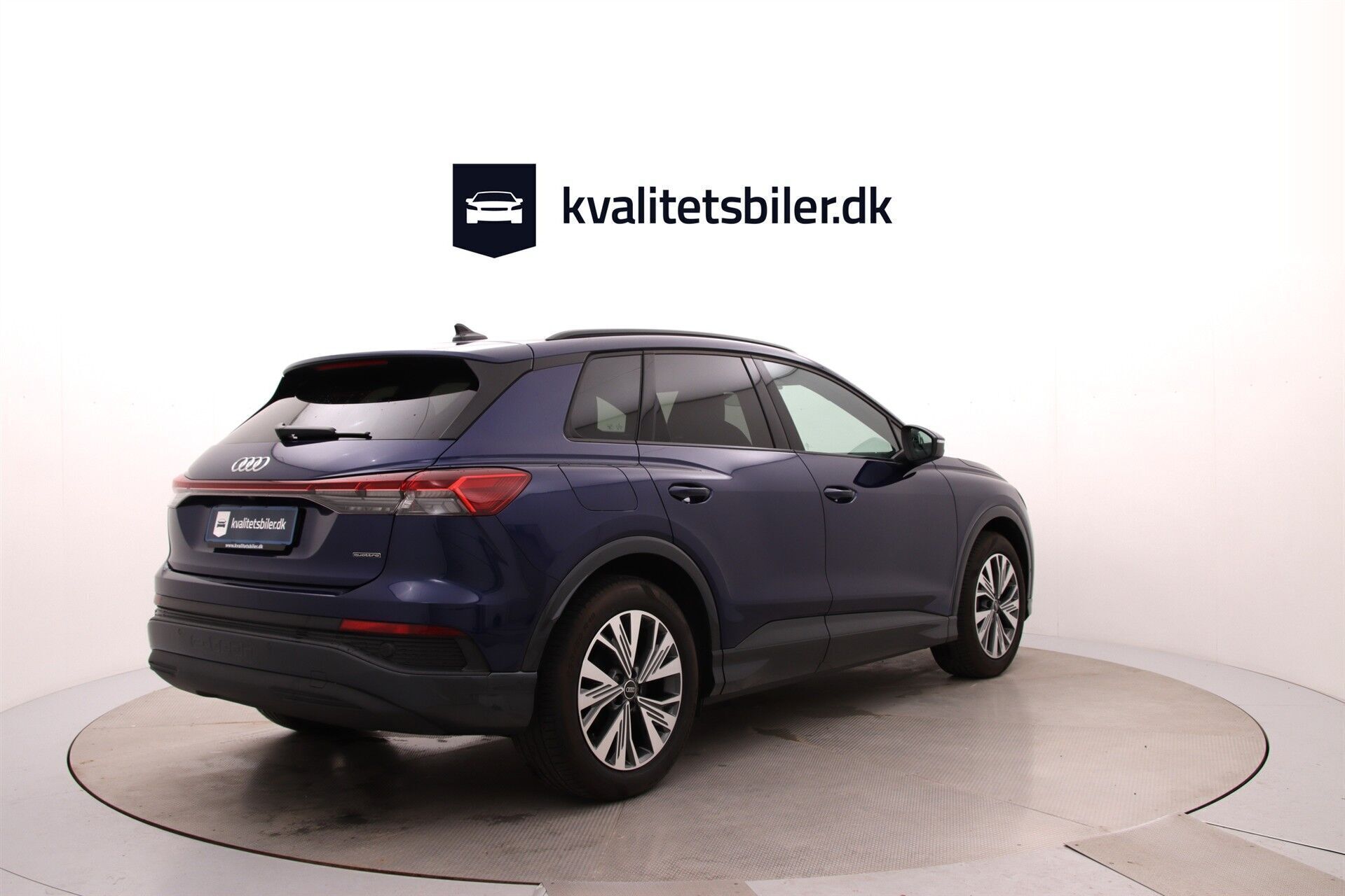 Blå Audi Q4 fra 2023