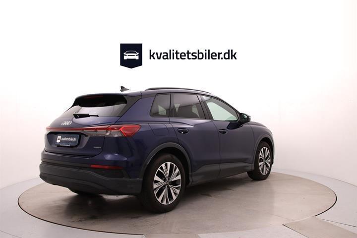Blå Audi Q4 fra 2023