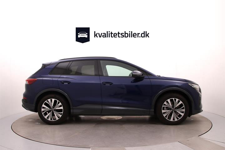 Blå Audi Q4 fra 2023