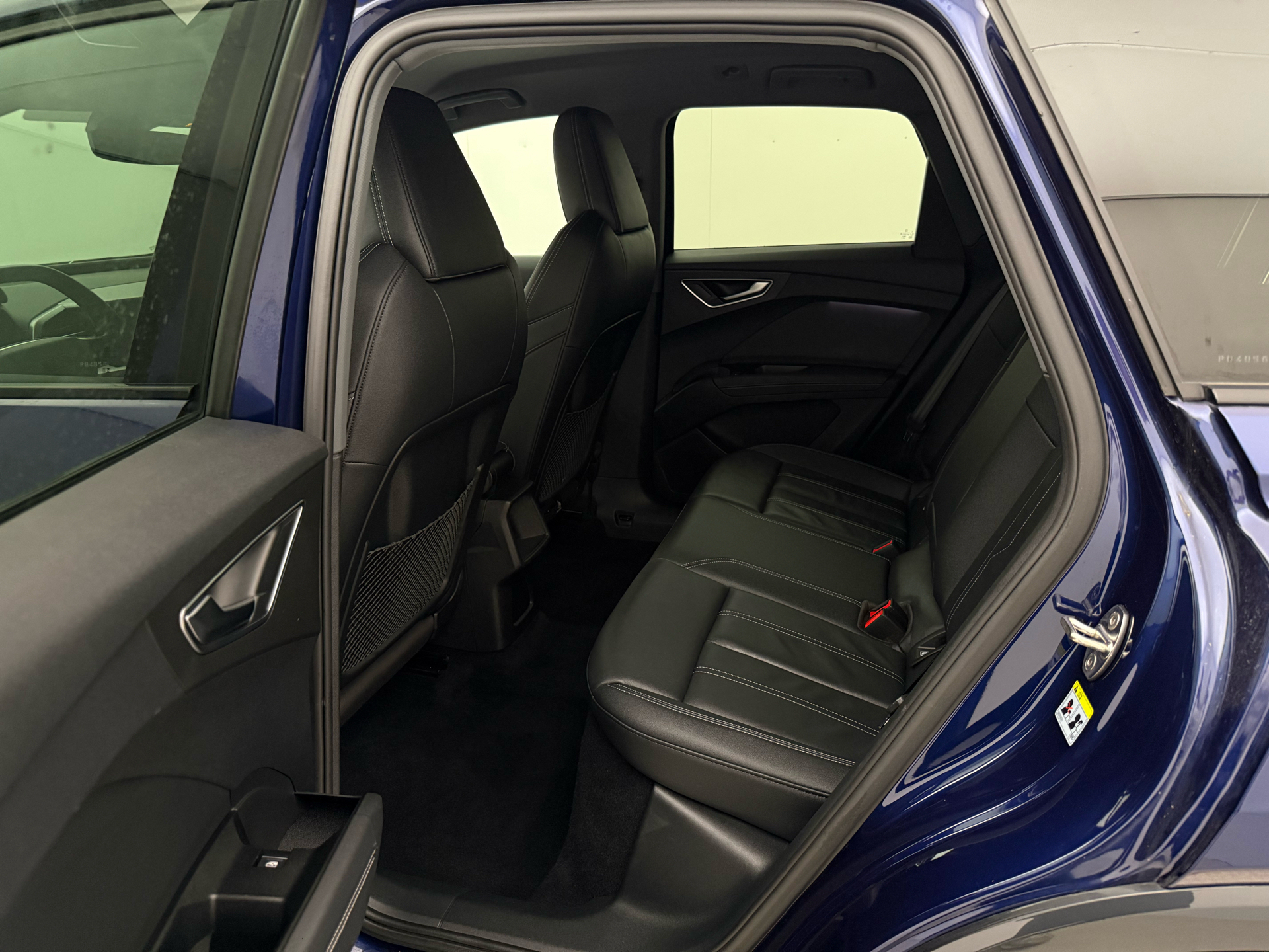 Blå Audi Q4 fra 2023