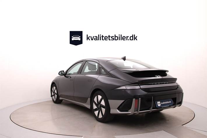 Blå Hyundai Ioniq 6 fra 2023