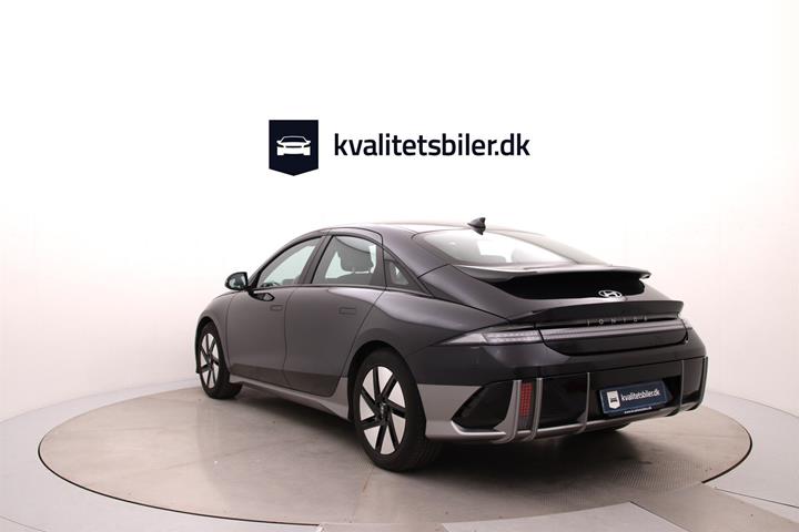 Blå Hyundai Ioniq 6 fra 2023