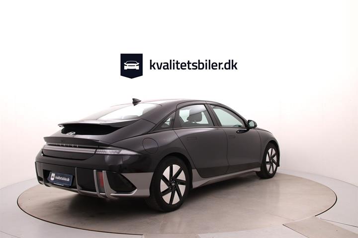 Blå Hyundai Ioniq 6 fra 2023