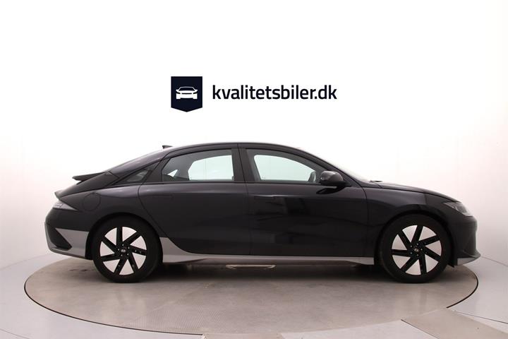 Blå Hyundai Ioniq 6 fra 2023
