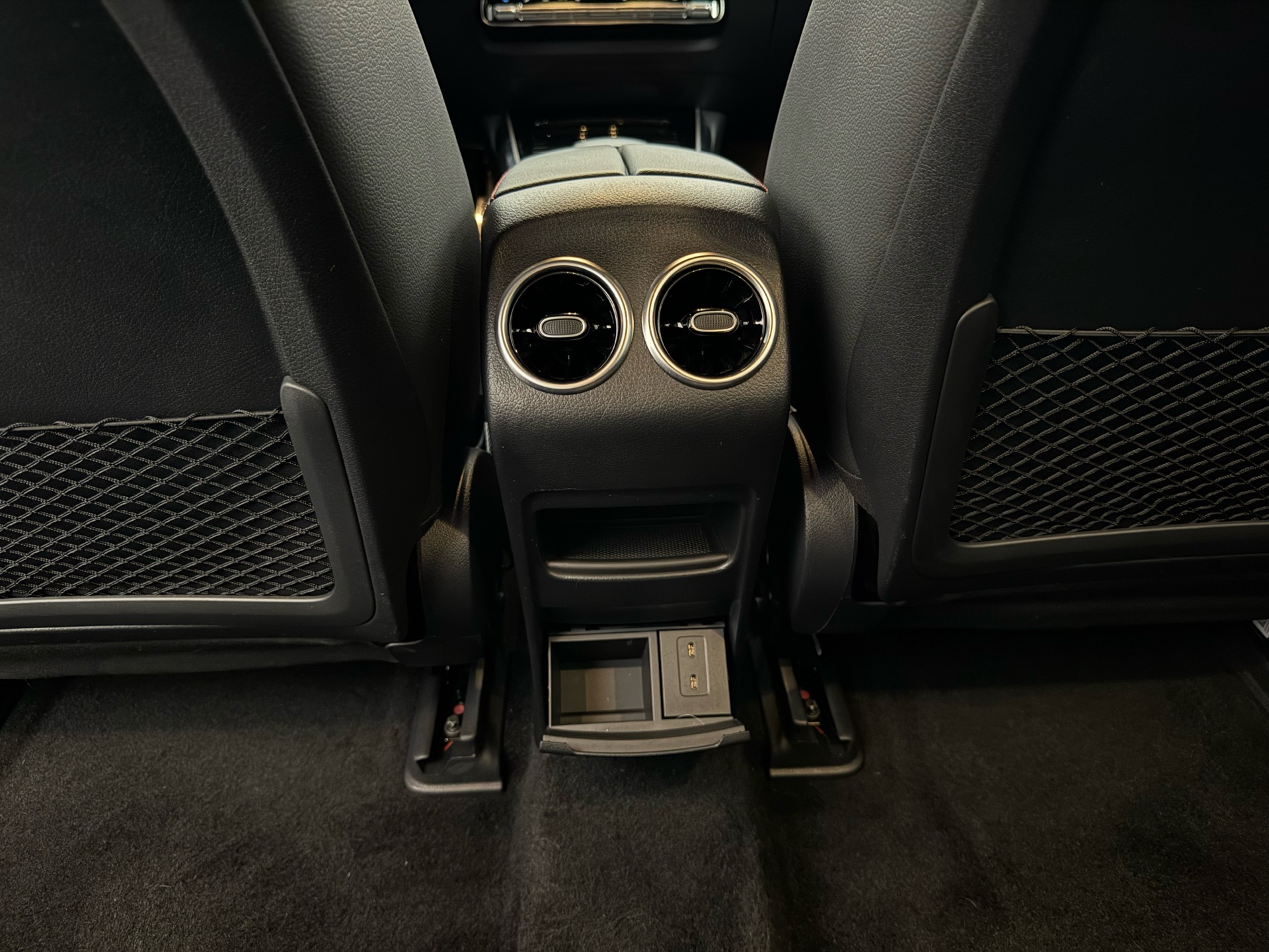 Rød Mercedes EQB 300 fra 2023