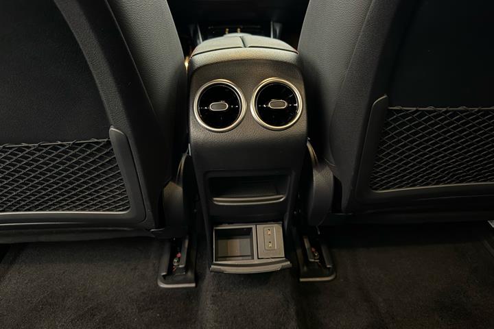 Rød Mercedes EQB 300 fra 2023