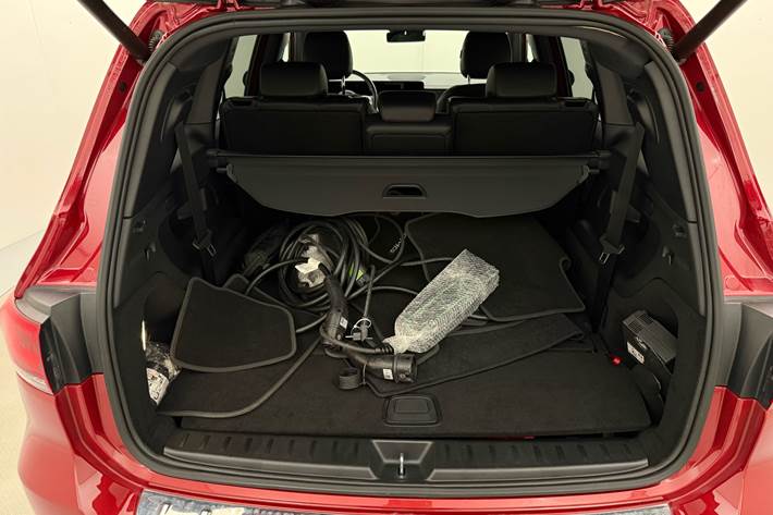 Rød Mercedes EQB 300 fra 2023