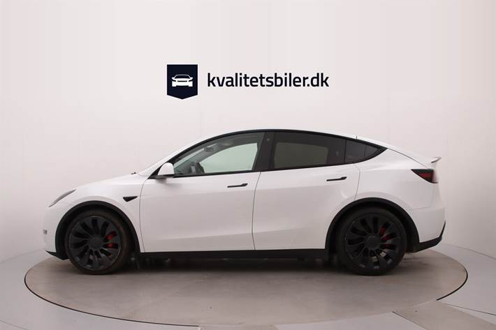 Hvid Tesla Model Y fra 2023